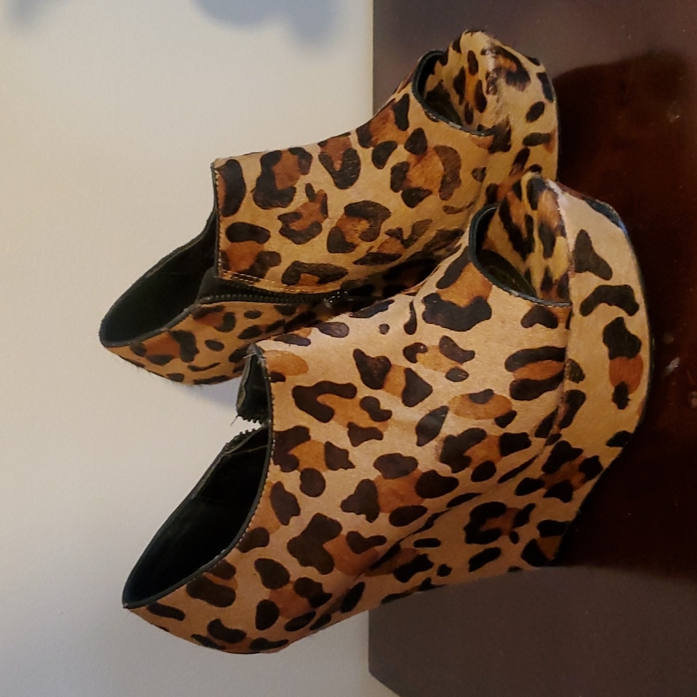 Steve Madden Sz 7 Leopard Print Wedges